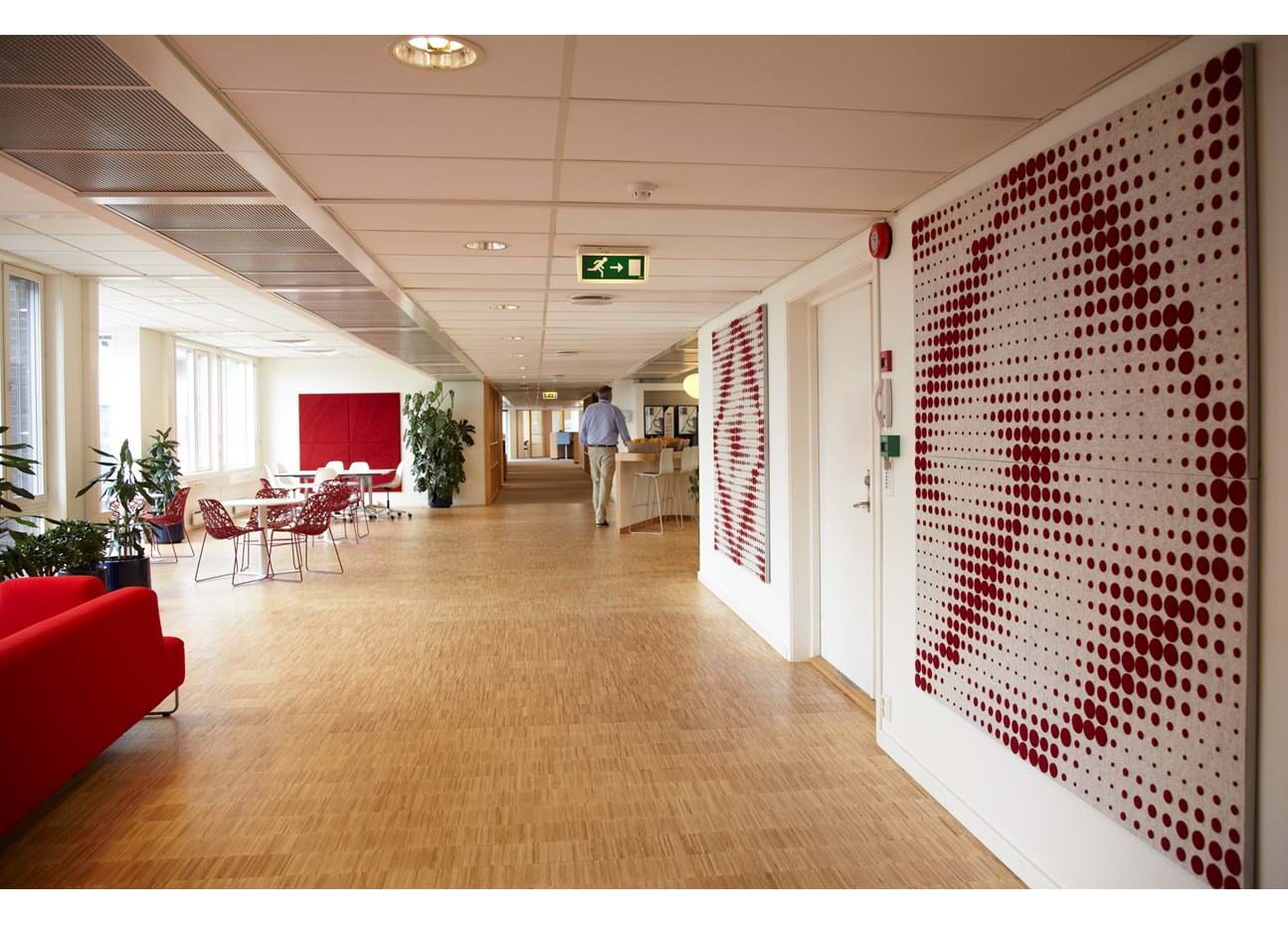 akustikmoduler i rød og hvid filt hos Tryg Oslo